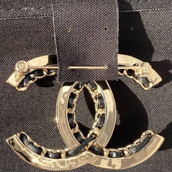 CHANEL 2022P GOLDEN TONE CC LOGO BLACK LEATHER CHAIN BROOCH PIN CHARM - Picture 11 of 15